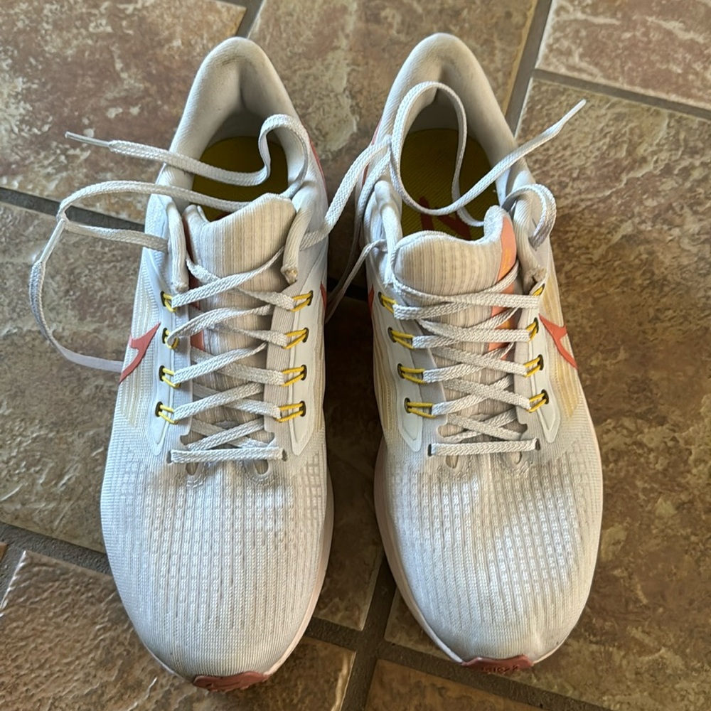 Nike woman’s air Pegasus 39 running sneaker shoe gently worn maybe 5x
